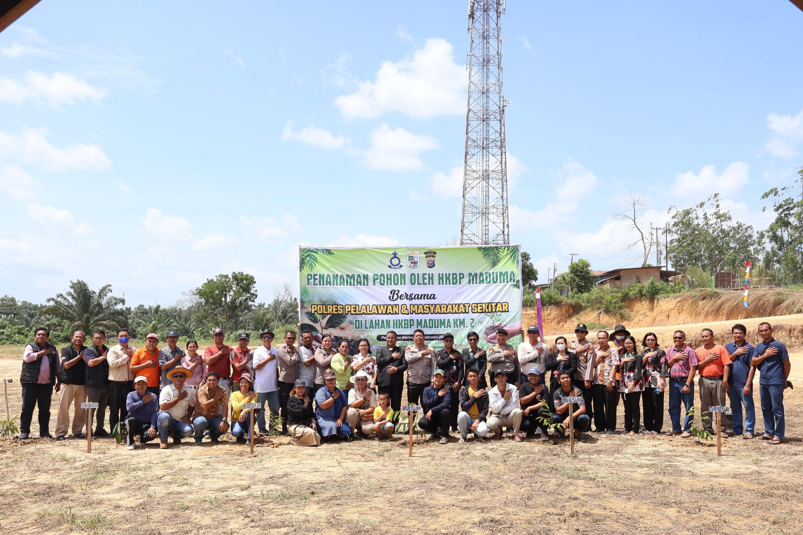 Gereja HKBP Maduma bersama Polres Pelalawan dan masyarakat sekitar melalui kegiatan penanaman pohon di lahan gereja, Jalan Koridor PT RAPP KM 2, Pangkalan Kerinci, Sabtu (21/2/2026).