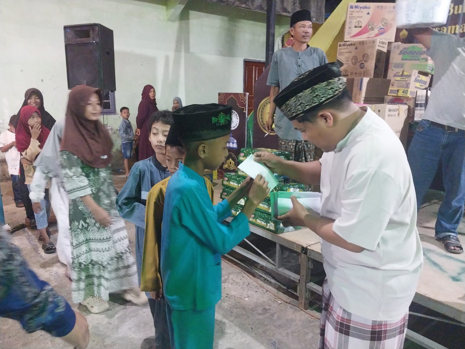 Foto penyerahan santunan dari mesjid Annur kepada anak yatim